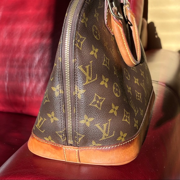 Authentic Louis Vuitton Alma PM in Monogram - Picture 6 of 17